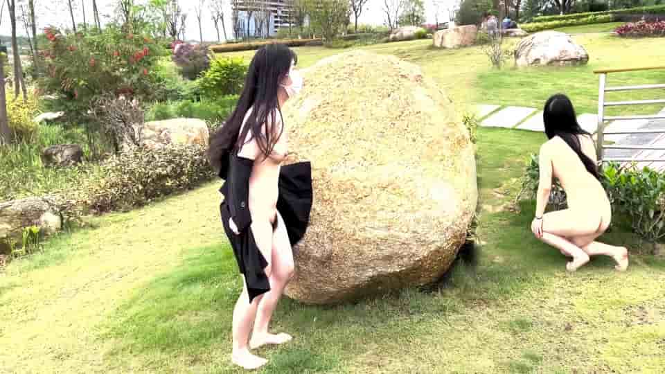 天花板露出狂人御姐【cikaimoon】无视路人，大白天进村全裸勾引，放牛大叔望眼欲穿啊 (1)